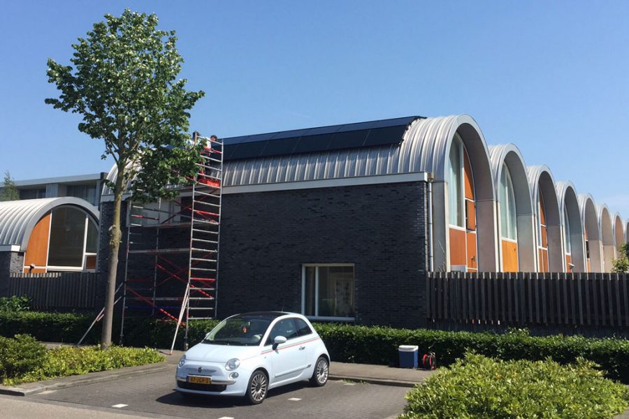 subsidie zonnepanelen, zonnepanelen-100%-gesubsidieerd Een huis met zonnepanelen een witte auto